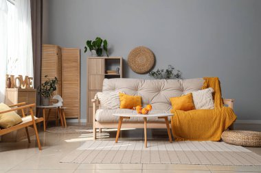 Beyaz kanepesi, sehpası ve koltuğu olan modern oturma odası.