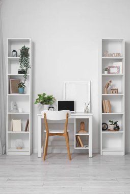 Modern işyeri, dizüstü bilgisayar ve çalar saati olan ışık odasının içi