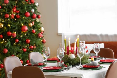 Yemek odasında Noel kutlaması için servis edilen şenlik masası.