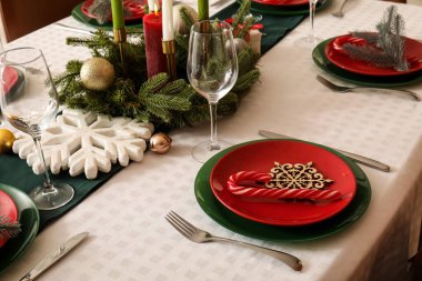 Noel kutlaması için servis edilen şenlikli masa. Çubuk şeker ve kar tanesiyle.