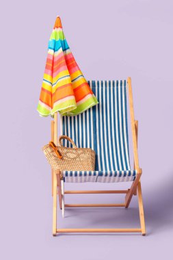 Renkli şemsiyeli ve eflatun kaplama çantalı çizgili iskemle.