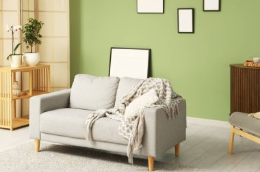 Boş çerçeve ve rahat kanepe ile modern oturma odasının şık iç tasarımı