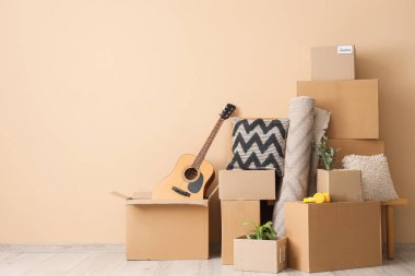 Odada bej duvarın yakınındaki karton kutular.