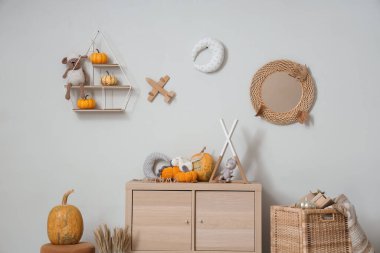 Klozet, oyuncak ve balkabaklı hafif çocuk odasının içi