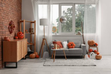 Cadılar Bayramı partisi için dekore edilmiş disko topuyla şık bir oturma odası.