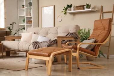 Koltuğu, koltuğu ve raf ünitesi olan şık bir oturma odası.