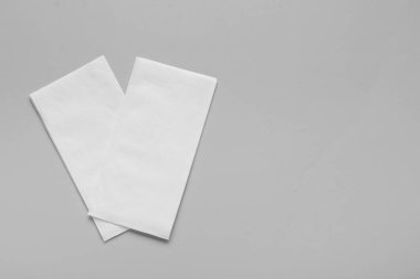 Gri arkaplanda kağıt peçeteler