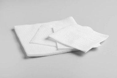 Gri arkaplanda peçeteler