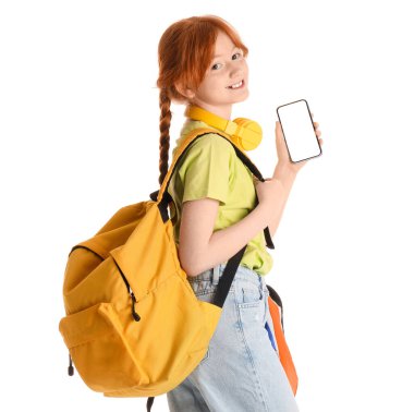 Beyaz arka planda boş ekranlı modern cep telefonu tutan tatlı bir kızıl kız öğrenci.