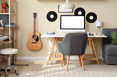 İş yeri, vinil diskler ve gitarlı kayıt stüdyosunun içi