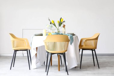 Güzel lale çiçekleri ve hafif yemek odasında mumlar olan zarif bir masa.