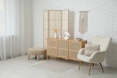 Katlanan ekranlı, koltuklu ve çekmeceli modern odanın içi