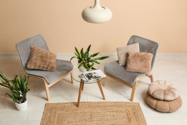 İçinde sandalyeler, masa, puf ve sansevieria bitkileri olan bir oda.