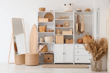 Dolabı, sepetleri ve aynası olan ışık odasının içinde.