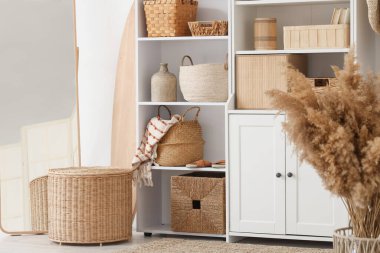 Dolap ve sepetli aydınlatma odasının içi.