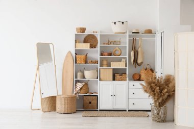 Dolabı, sepetleri ve aynası olan ışık odasının içinde.