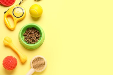 Yemek kasesi ve sarı arka planda farklı hayvan aksesuarları.