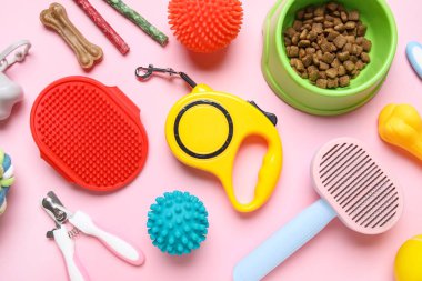 Yemek kasesi ve pembe arka planda farklı hayvan aksesuarları.