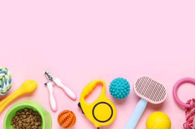 Yemek kasesi ve pembe arka planda farklı hayvan aksesuarları.