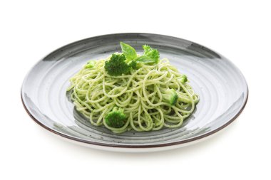 Beyaz arka planda brokoli ve fesleğen yapraklı lezzetli spagetti makarna tabağı