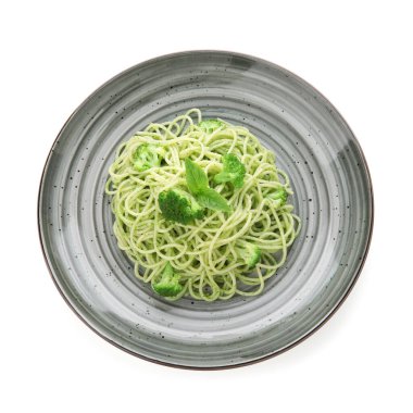 Beyaz arka planda brokoli ve fesleğen yapraklı lezzetli spagetti makarna tabağı