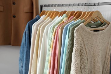 Odada giysilerle dizilin, yakın plan.