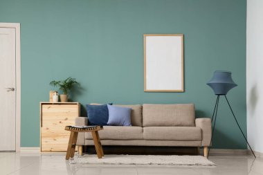 Yeni kanepe ve ahşap tuvalet modern oturma odasının içinde.