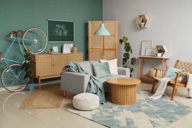 Tahtası, bisikleti ve kanepesi olan bir oturma odası.