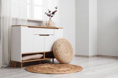 İçinde puf ve hasır halı olan çekmeceler.