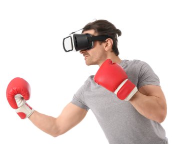 Beyaz arka planda boks eldivenli, VR gözlüklü genç bir adam.