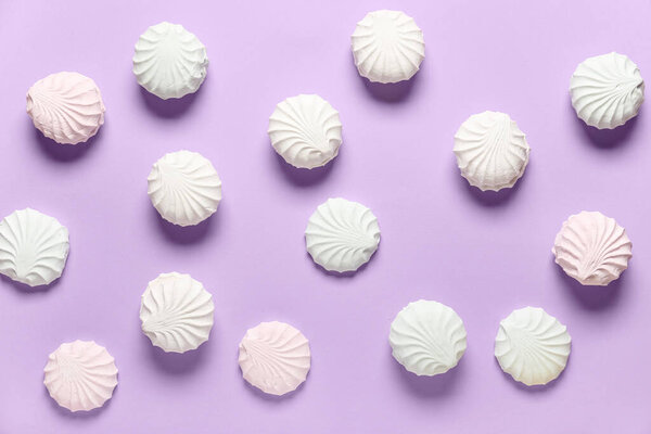 Много сладких зефиров на сиреневом фоне