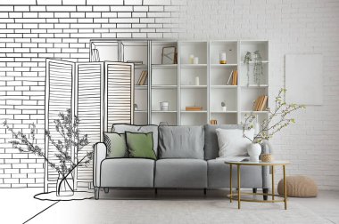 Oturma odasının içinde kanepe, raf ünitesi, katlanır perde ve masa var.