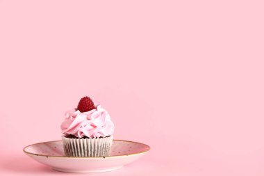 Pembe arka planda lezzetli ahududulu kek tabağı.