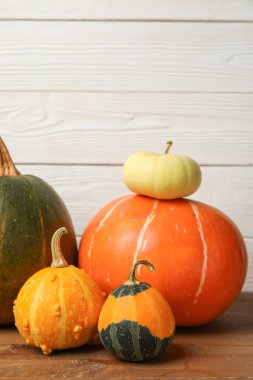 Tahta masadaki farklı taze balkabakları.