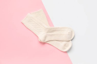 Renkli arka planda sıcak çoraplar