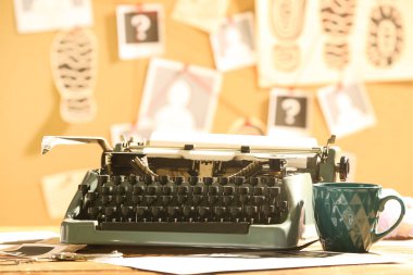 Suç tahtasına karşı masada retro daktilo ve bir fincan çay