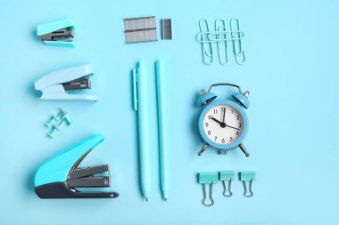 Zımbalı, raptiyeli, kalemli ve alarm saatli mavi zımbalar