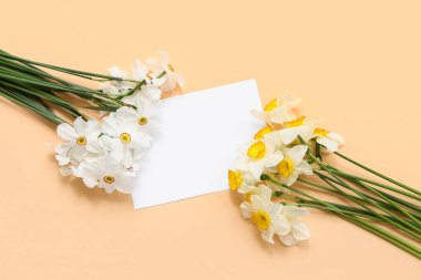 Turuncu arka planda güzel nergis çiçekleri olan boş bir kart.