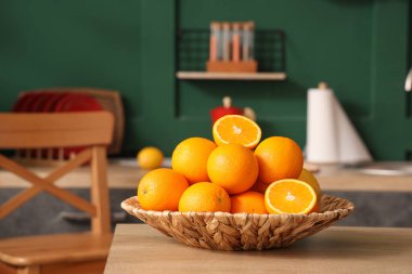 Süslü yeşil mutfaktaki masasında turnabalığı olan bir hasır tabak.