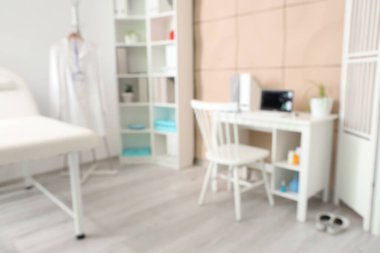 Raf ünitesi ve doktorların işyeri ile tıbbi muayenehanenin bulanık görüntüsü