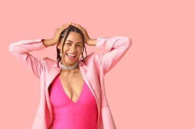 Pembe arka planda rastaları olan zarif Afro-Amerikan kadın.