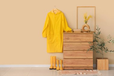 Sarı yağmurluklu, çizmeli ve tuvaletli koridorun içi.