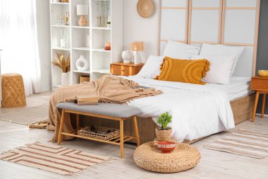 Büyük yataklı, katlanır ekran ve raf üniteli modern yatak odası.