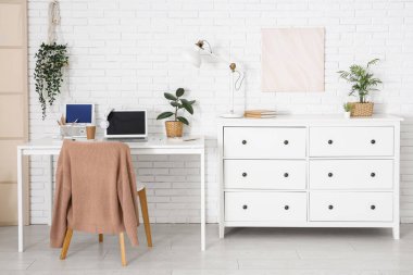 İşyeri, klozet ve bitkilerle birlikte ofis içi