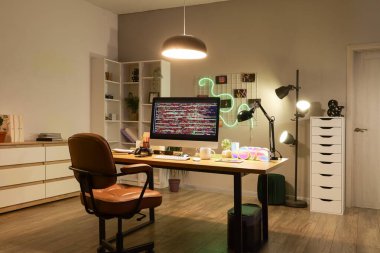 İşyeri, raf ünitesi ve gece lambaları olan programcı ofisinin içinde.