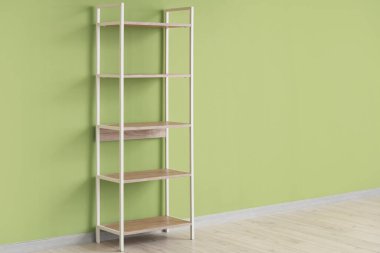 Boş ahşap kitaplık, yeşil duvarın yanında.