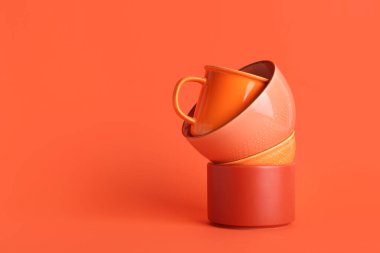 Turuncu arka planda kadehler.