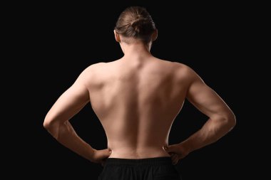 Siyah arka planda sportif kaslı adam, arka plan