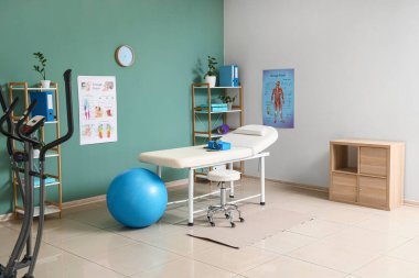 Kanepe, raf üniteleri ve fitball 'lu fizyoterapist ofisi.