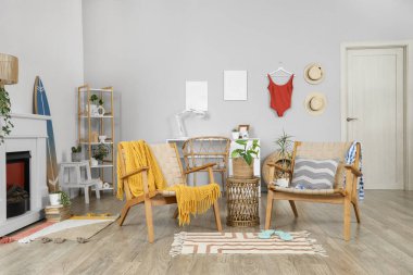 Oturma odasının içinde mayo, koltuk ve bitkiler var.